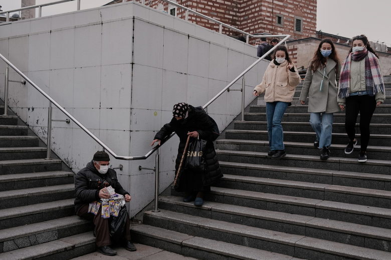 "Мерките на Ердоган за пандемията са социално убийство", казват в Турция