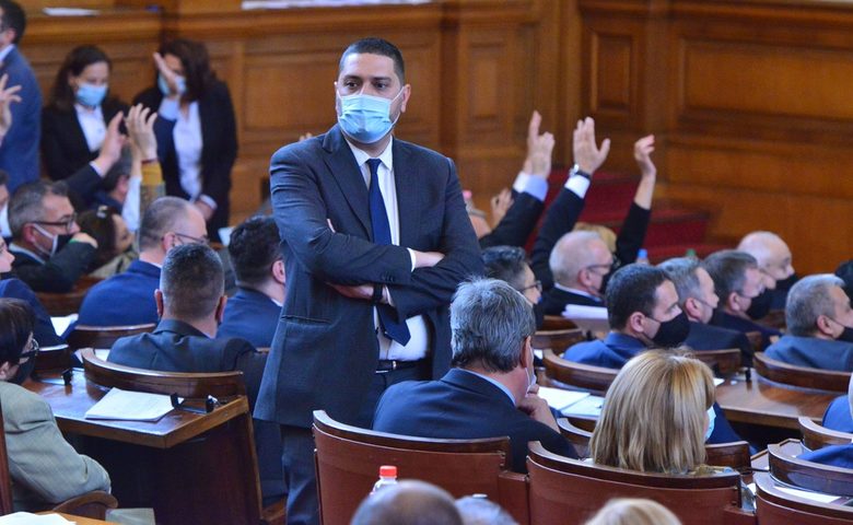 По-време на гласуванията се видя, че има човек, който следи как гласуват депутатите от ГЕРБ.