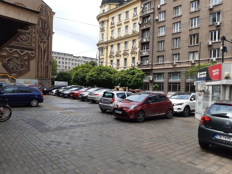 Служебният паркинг на Министерството на икономиката по ул."Раковски".