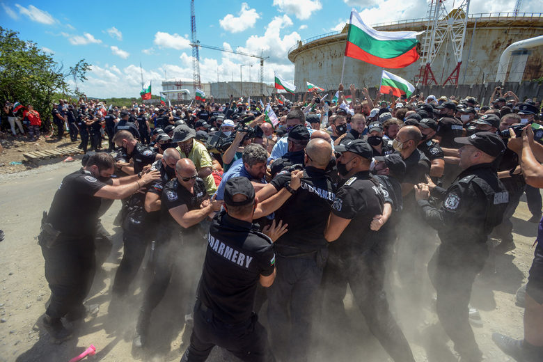 Полицейският кордон пред държавния плаж в Росенец влезе в ръкопашна хватка с невъоръжените плажуващи.