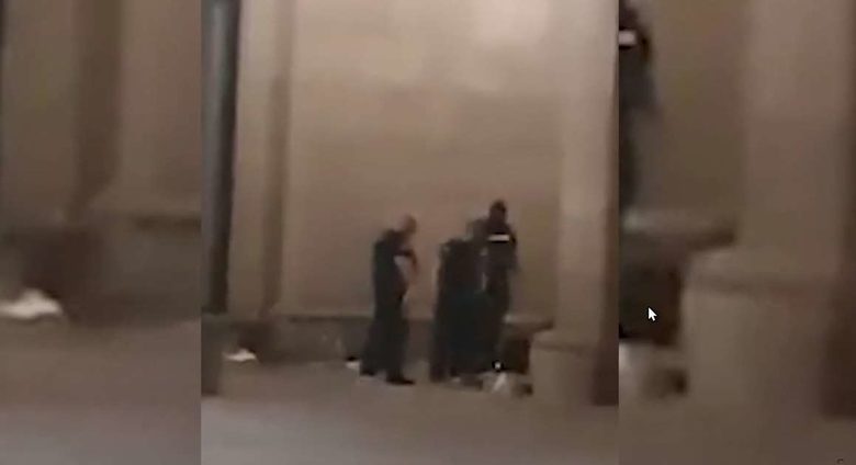 Полицаи ритат безпомощни младежи до стената на Министерския съвет.