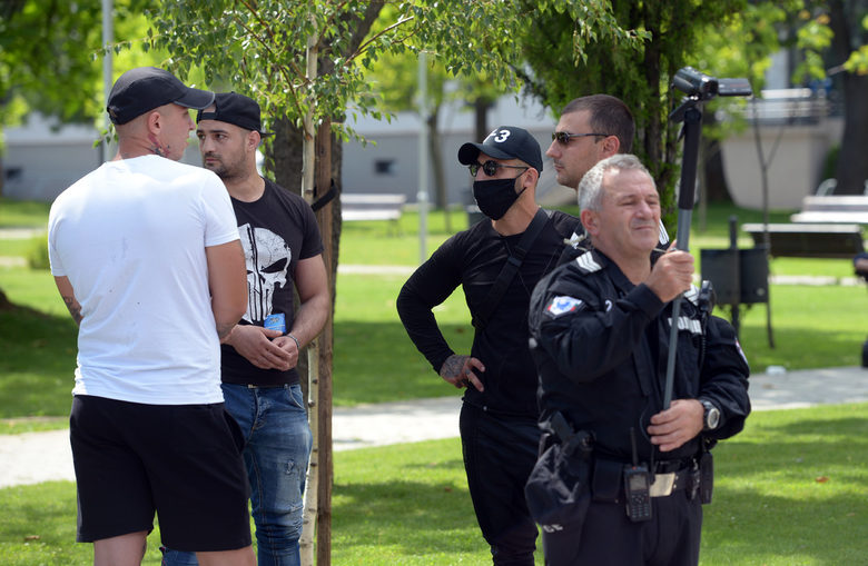 Полицай охранява охранители на конференцията на ГЕРБ в "София тех парк" на 6 август 2020 г.