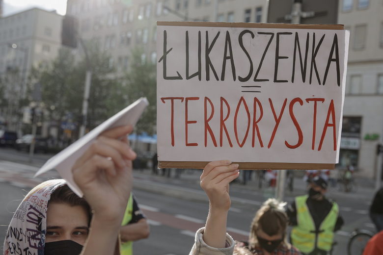 "Лукашенко е терорист", пише на плакат на протест в защита на беларуския журналист във Варшава