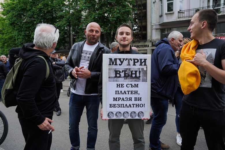 Масов протест пред Съдебната палата отбеляза санкциите срещу Пеевски и Божков