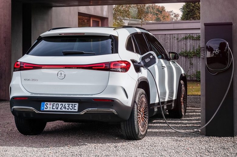 Mercedes-Benz влиза в бъдещето с два кросоувъра на ток