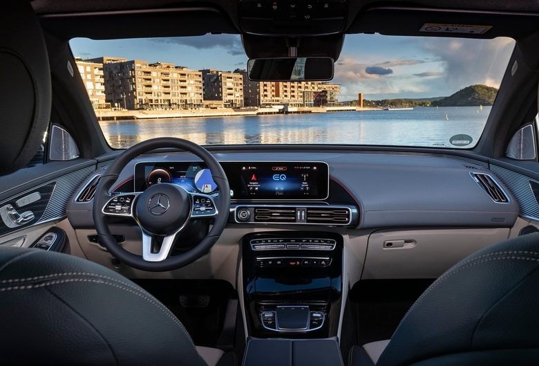 Mercedes-Benz влиза в бъдещето с два кросоувъра на ток