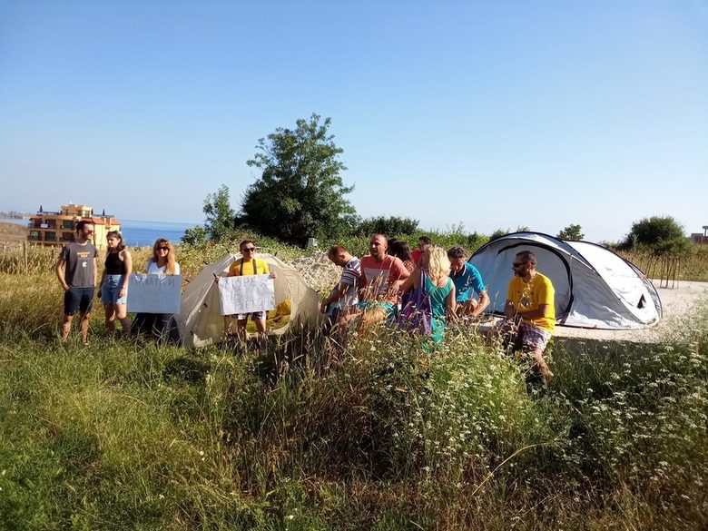 Протестът в Синеморец поиска защита срещу застрояването в местността "Поляните", където през последната година се появяват нови строежи със спорна законност. Протестът в Синеморец поиска защита срещу застрояването в местността "Поляните", където през последната година се появяват нови строежи със спорна законност.