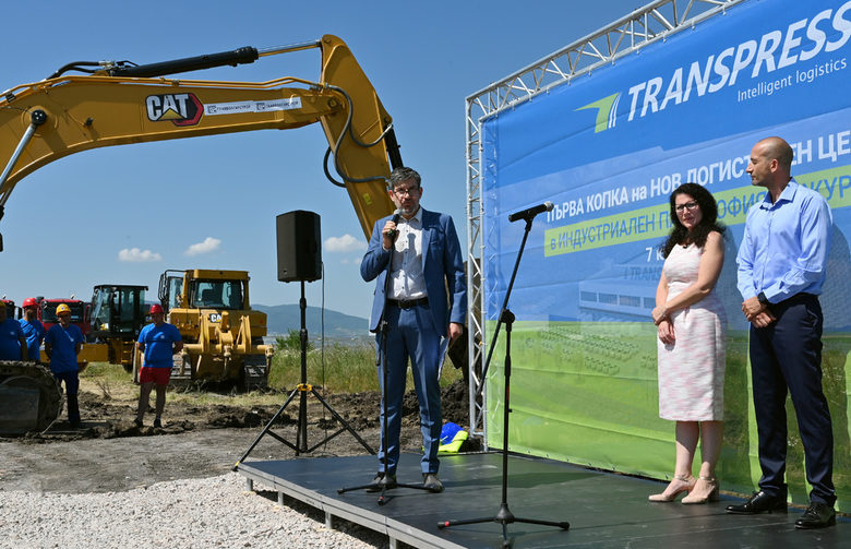 От ляво надясно - Веселин Стоянов, основател и управител на Transpress, Калина Константинова, заместник-министър на икономиката, и инж. Калин Пешов, председател на надзорния съвет на "Главболгарстрой"