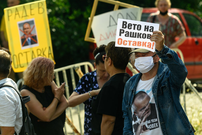 Привърженици на Бойко Борисов го съпроводиха на разпит в полицията.