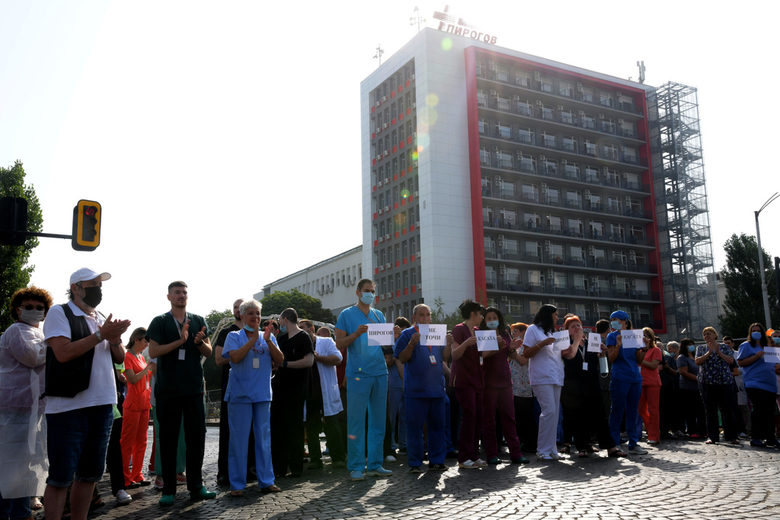 Протест на служителите в "Пирогов" срещу смяната на проф. Асен Балтов