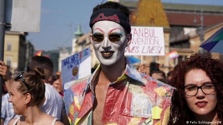 Протестите в Будапеща бяха и срещу новия закон на кабинета на Виктор Орбан, който забранява показването в училищата на материали, които се смятат за пропаганда на хомосексуалността.