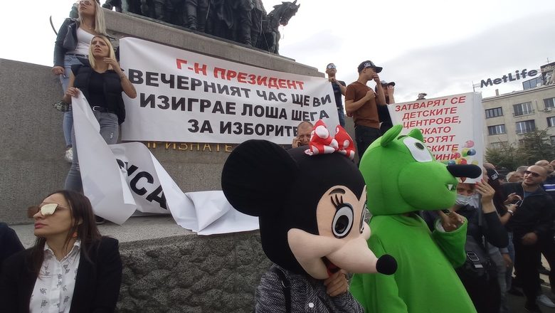 Представители на детските центрове се бяха маскирали като анимационни герои.