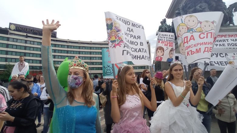 Няколко булки и ромски оркестър внесоха колорит на протеста.