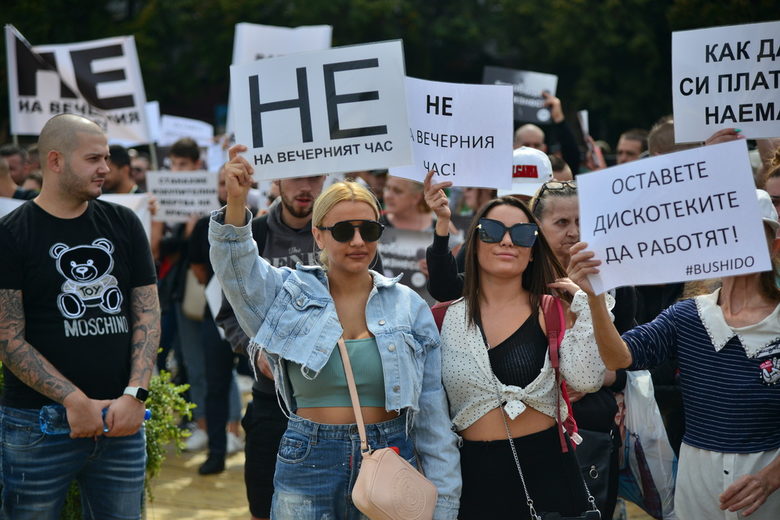 Недоволни от новите COVID мерки поискаха оставки на министри и заплашиха с блокада на страната