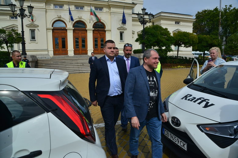 Появата на площада на няколко депутати предизвика напрежение.