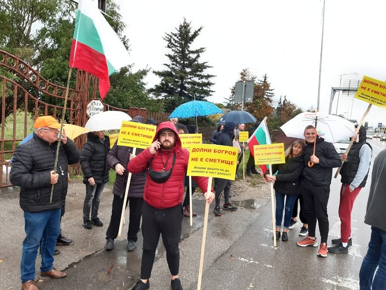 Дъждът не разколеба богровчани да протестират за чиста природа. Полиция помагаше да няма инциденти при блокирането на "Ботевградско шосе".