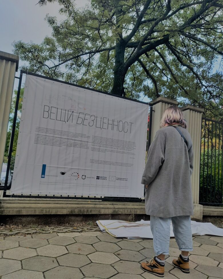 Авторът на изложбата пред едно от паната. Авторът на изложбата пред едно от паната.