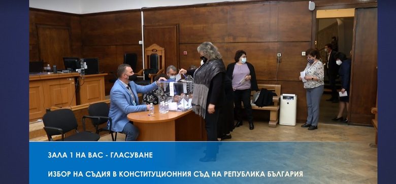 Общо 159 съдии присъстваха на общото събрание на ВКС и ВАС и гласуваха за нов конституционен съдия. Общо 159 съдии присъстваха на общото събрание на ВКС и ВАС и гласуваха за нов конституционен съдия.