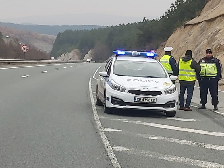 На тази снимка се вижда, че актуалното ограничение на скоростта в участъка е 120 км/ч, тоест и към момента това не е магистрала.