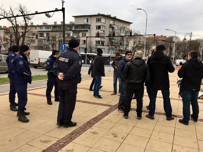 По време на общинската сесия във Варна днес пред сградата на общината се проведе протест с искане за оставка на кмета на града Иван Портних. Полицаи дойдоха на мястото, за да проверят документите за самоличност на протестиращите.