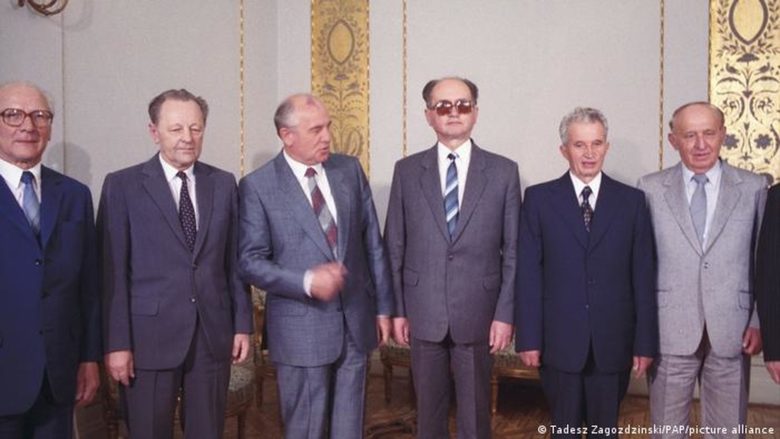 Ерих Хонекер, Милош Якеш, Михаил Горбачов, Войчех Ярузелски, Николае Чаушеску и Тодор Живков във Варшава през юли 1988.