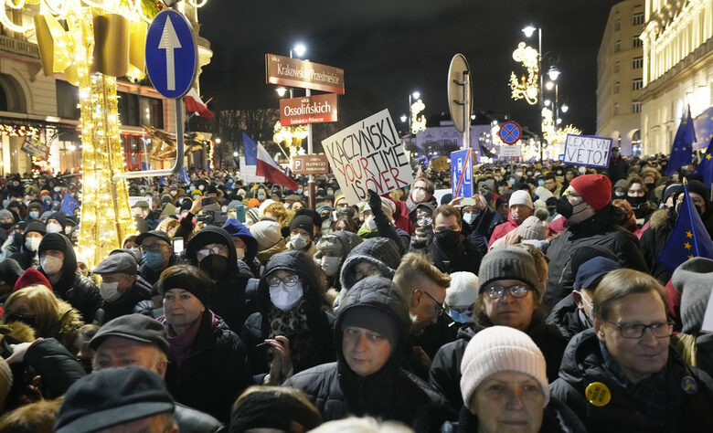 Протестиращи излязоха в неделя вечер във Варшава, за да поискат от президента да наложи вето на спорен медиен закон Протестиращи излязоха в неделя вечер във Варшава, за да поискат от президента да наложи вето на спорен медиен закон
