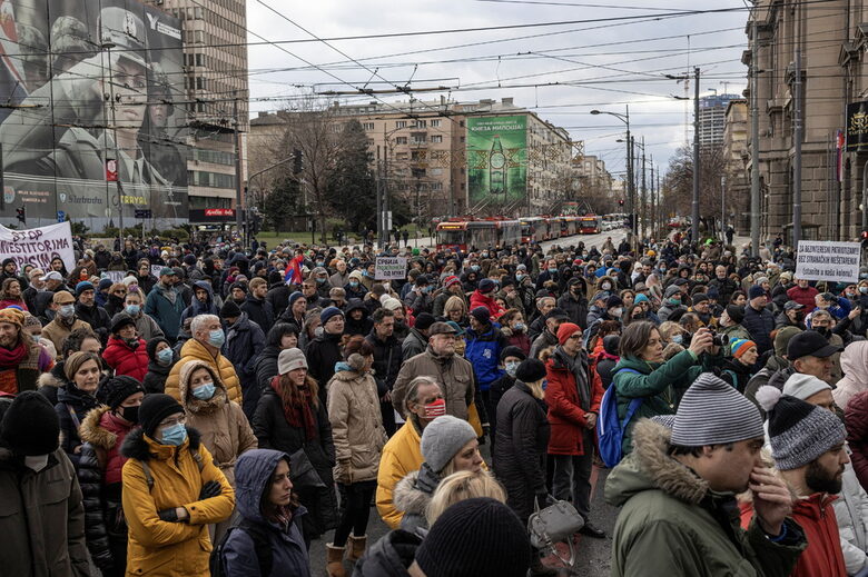 "Големият брат дойде" - в Сърбия протестиращите са обезпокоени от следене с китайски телефони