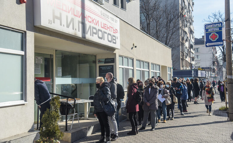 Пред "Пирогов" се чака около 40 минути днес.
