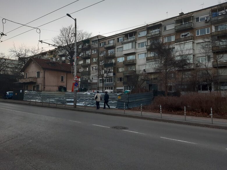 Строителната площадка е с метална ограда.