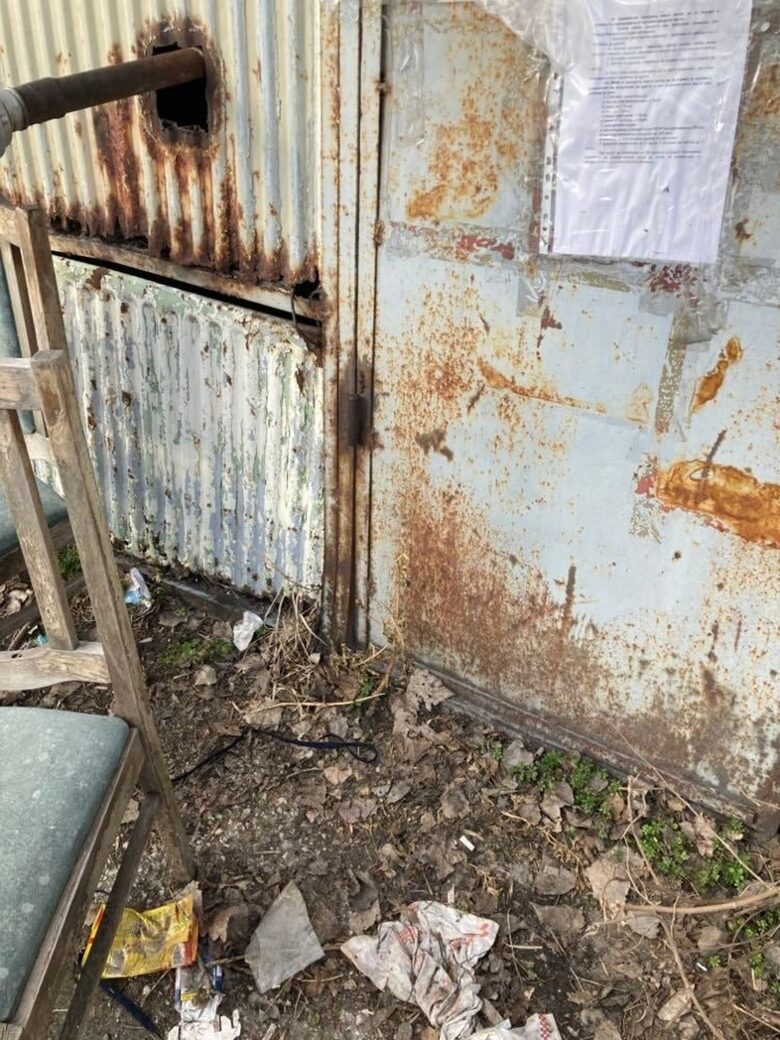 В България, 21-ви век, в следствен арест, уж отговарящ на евростандартите