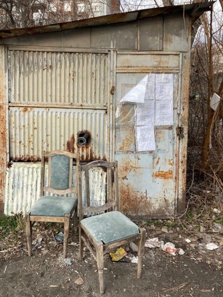 В България, 21-ви век, в следствен арест, уж отговарящ на евростандартите
