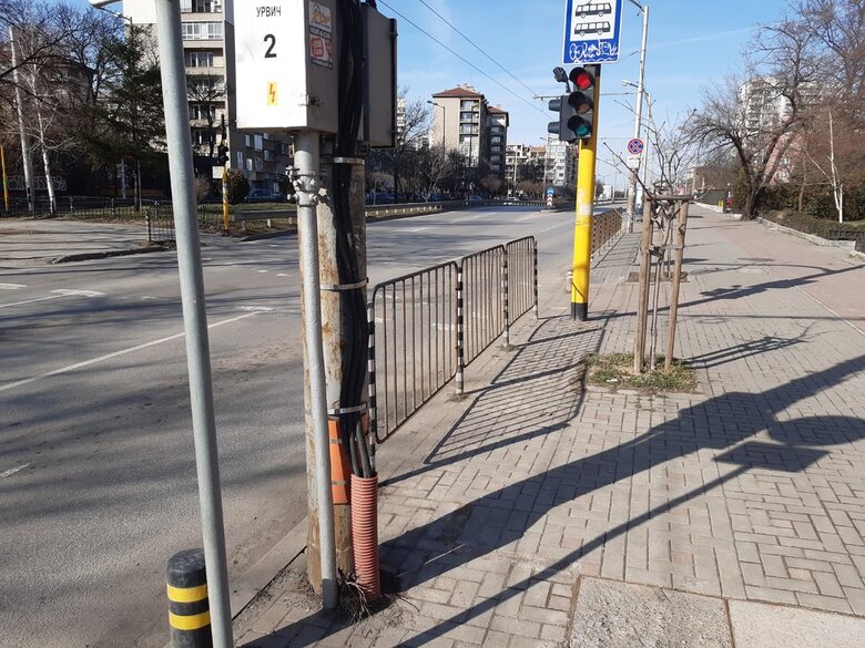 На 5 м от шахтата и днес кабел излиза от земята и е прикрепен към метален стълб. На 5 м от шахтата и днес кабел излиза от земята и е прикрепен към метален стълб.