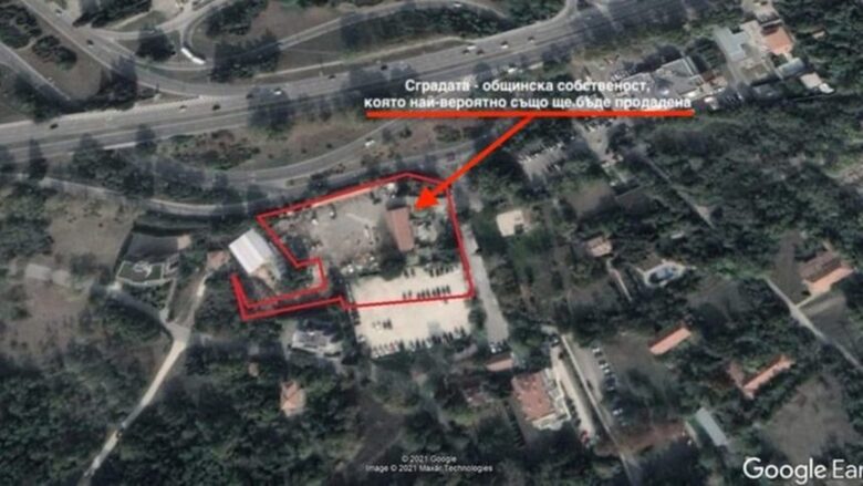 Общинската сграда в имота, която най-вероятно също ще бъде продадена