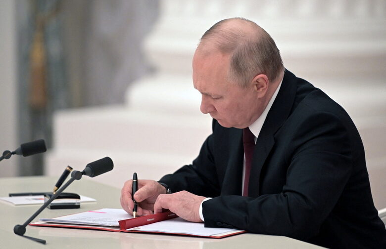 Путин говореше за "геноцид, на който се подлагали 4 млн. души", "издевателства" над жителите на Донбас, защото не подкрепили "преврата" (свалянето на проруския президент Виктор Янукович) и борбата за права като езиковите.