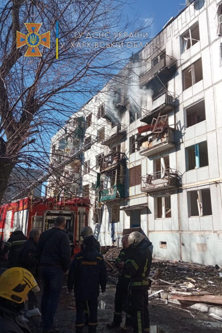 Жилищен блок, повреден от обстрел в град Чухуев, Харковска област.
