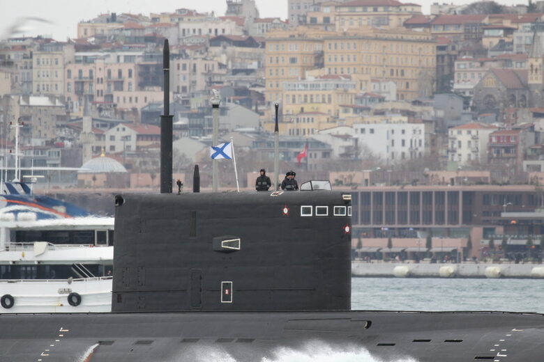Руската подводница "Ростов на Дон" преминава през Босфора в началото на февруари.