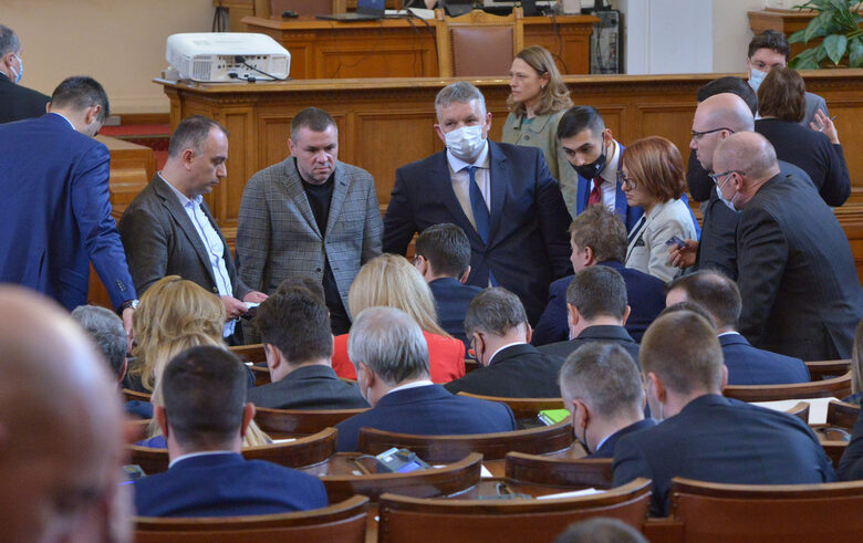 Въпреки усилията на опозицията след 4 дни парламентът прие бюджета, чака го актуализация