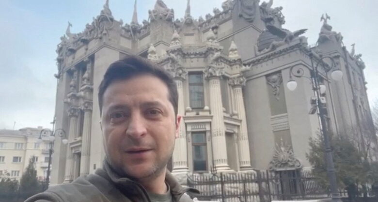 Зеленски – комикът, който изненадващо обедини нацията със смартфон и селфи