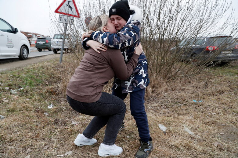 Майката, която превежда непознати деца през границата с Украйна