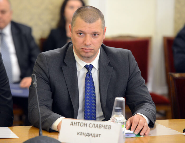 Антон Славчев бе избран за зам.-председател на Антикорупционната комисия през 2018 г. и я оглавява временно за втори път след оставка на титуляра.