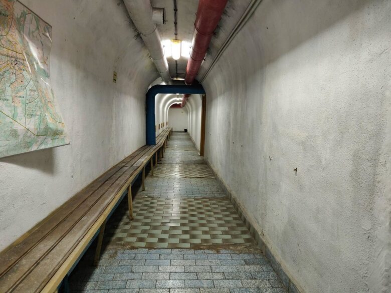 В някои от убежищата има пейки и легла.