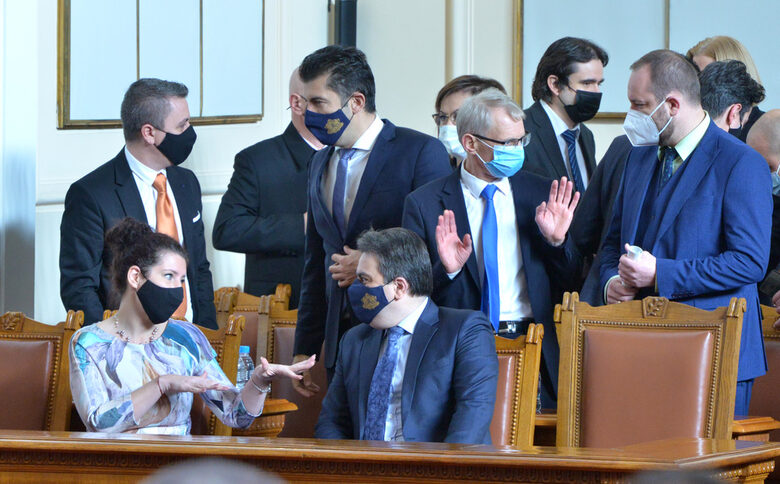 Управлявай трудно: кабинетът "Петков" в минното поле на кризите, коалицията и липсата на опит