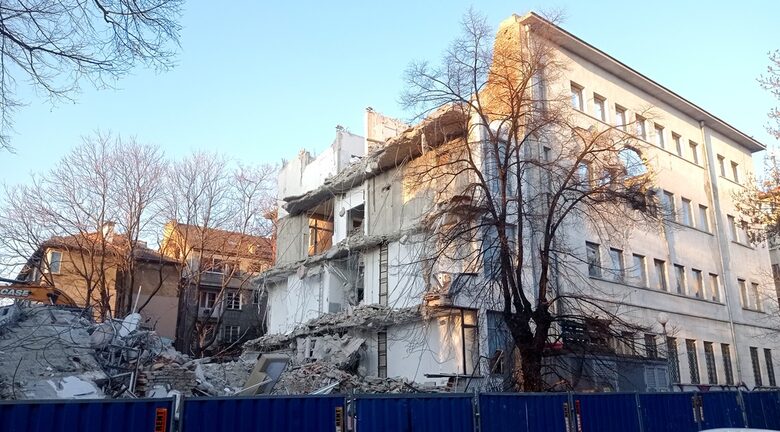 Събарянето на Телефонната палата започна.