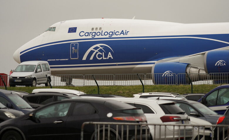 Германските власти забраниха в петък на руски товарен Boeing 747-400 ERF да излети от летище Франкфурт-Хан, където е бил за ремонт, заради санкциите. Авиацията беше една от първите засегнати икономически сфери, като ЕС забрани доставката на части и техническото обслужване на руски самолети.