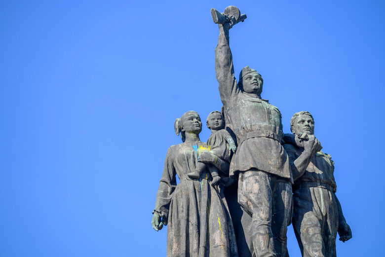 Рано сутринта на 9 май т.г. една от фигурите на паметника на съветската армия беше боядисана с помощта на дрон в цветовете на украинското знаме. Рано сутринта на 9 май т.г. една от фигурите на паметника на съветската армия беше боядисана с помощта на дрон в цветовете на украинското знаме.