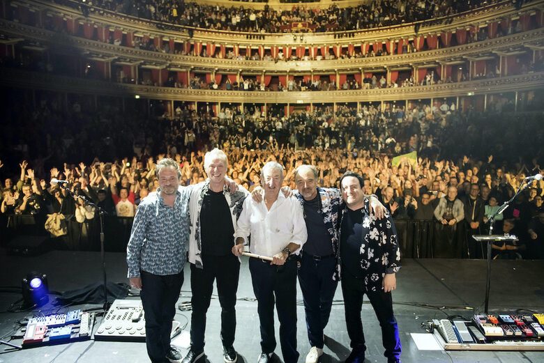 Легендарният барабанист на Pink Floyd Ник Мейсън идва с групата си за концерт в София