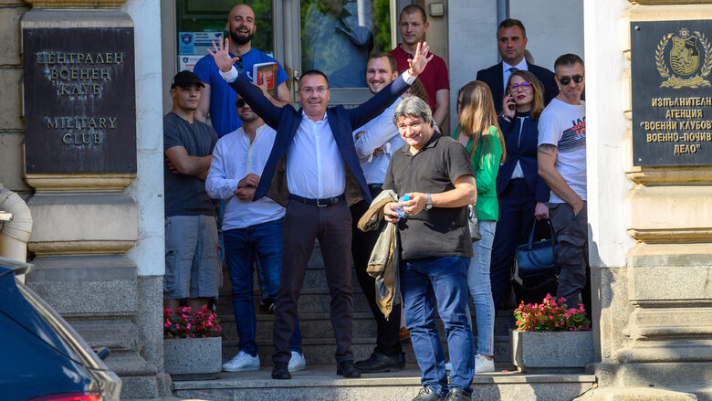 След оттеглянето на членовете на организацията от входа на Военния клуб.