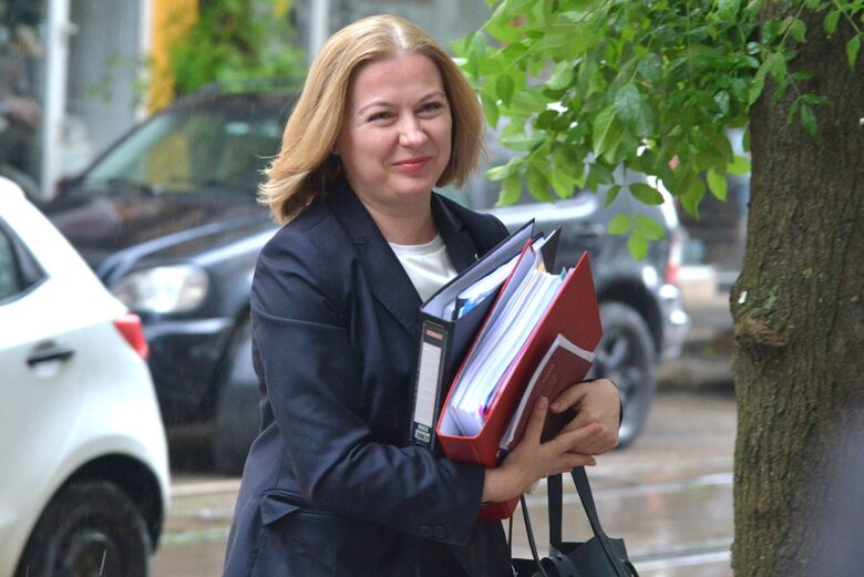 Министър Надежда Йорданова обжалва отказа на ВСС да разгледа по същество всички 9 основания за отстраняване на главния прокурор и това стана повод за отлагане на процедурата. Министър Надежда Йорданова обжалва отказа на ВСС да разгледа по същество всички 9 основания за отстраняване на главния прокурор и това стана повод за отлагане на процедурата.