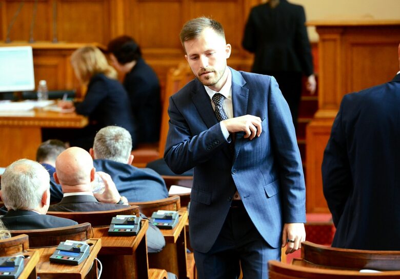 Костадин Костадинов и Искрен Митев са наказани с порицание заради сблъсъците в парламента (обновена)