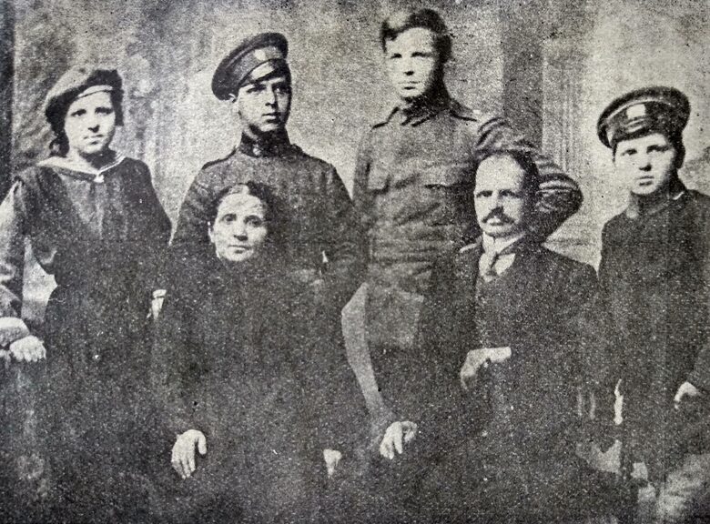 Христо Смирненски с родителите си, братята и сестра си през 1917 г. Седнали: майката Елисавета и бащата Димитър (Мицо) Измирлиеви. Прави: Надежда, Христо, Тома и Антон Измирлиеви
